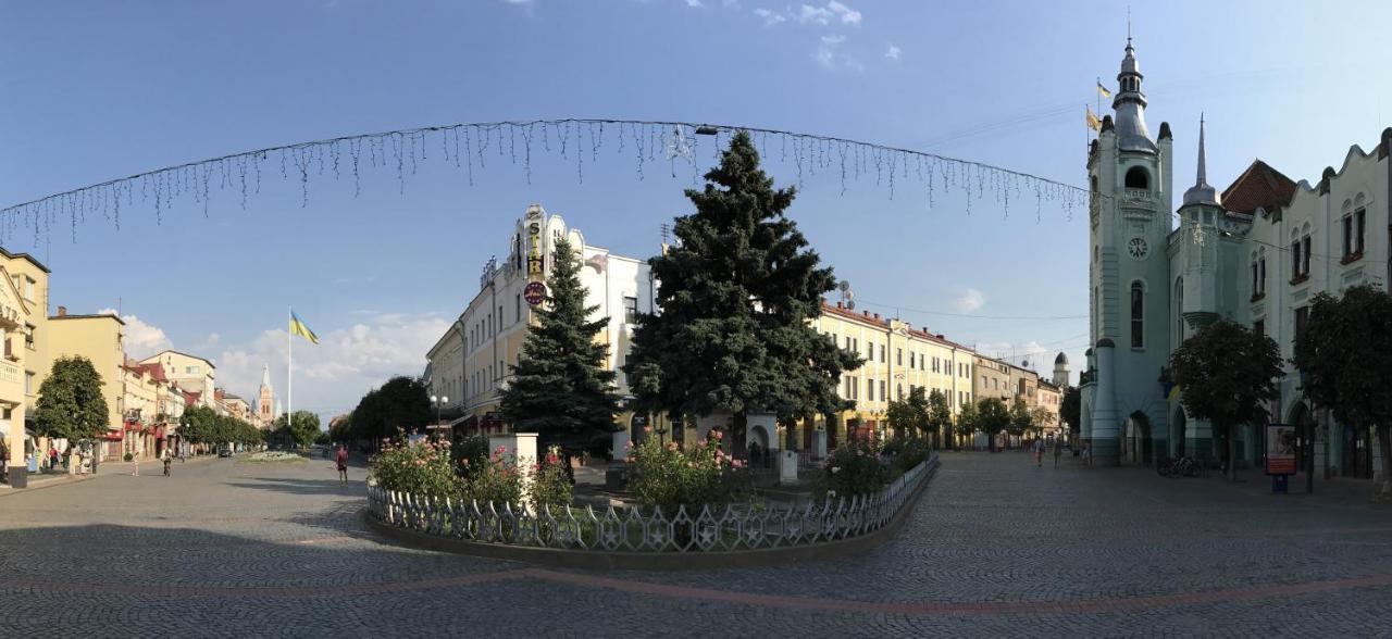 Panoramic View Top Floor Apartment In The City Center Mukacheve Exterior photo